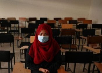 Mahasiswi duduk di kelas saat pembukaan kembali kampus di Afghanistan yang diduduki Taliban. (AFP)