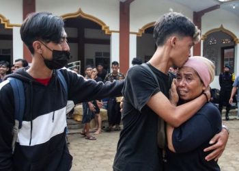 Warga yang sempat ditahan polisi saat bertemu ibunya usai tiba di halaman masjid Desa Wadas, Bener, Purworejo, Jawa Tengah, Rabu (9/2/2022). [NTARA FOTO/Hendra Nurdiyansyah]