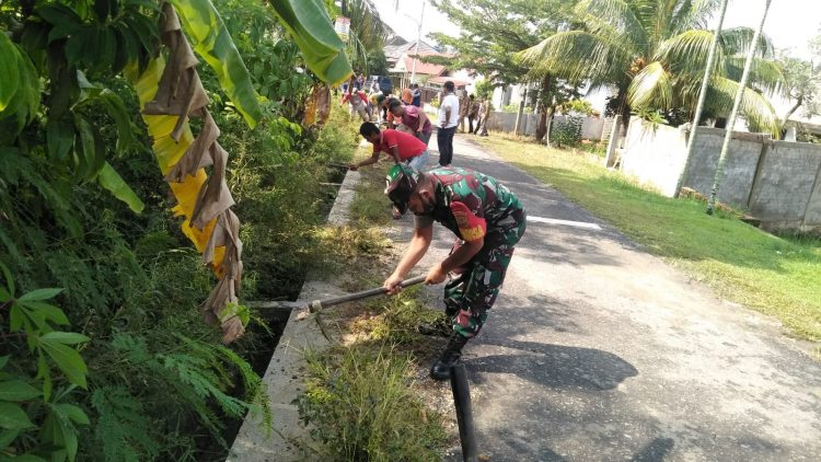 Babinsa Koramil 0415-09/Telanaipura, Sertu Erizal bersama Warga RT 17 Kelurahan Beliung, Kota Jambi membersihkan lingkungan. (Foto: istimewa)