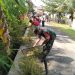 Babinsa Koramil 0415-09/Telanaipura, Sertu Erizal bersama Warga RT 17 Kelurahan Beliung, Kota Jambi membersihkan lingkungan. (Foto: istimewa)