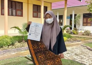 Novia Eviliana, pemilik 3 hak cipta karya seni Batik dari Tanjab Barat. (Foto: istimewa)