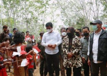 Bupati Batanghari, Muhammad Fadhil Arief saat mendampingi Menteri Sosial, Tri Rismaharani saat kunjungan ke tempat SAD di Sungai Terap, Kabupaten Batanghari, Jambi. (Foto: istimewa)