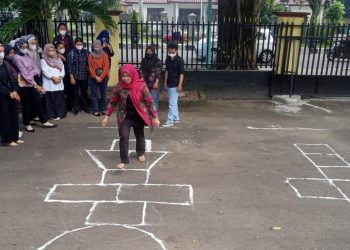 Ketua TP PKK Provinsi Jambi, Hesti Haris sedang bermain permainan tradisional. (Foto: Alpin.R/katoe.id)
