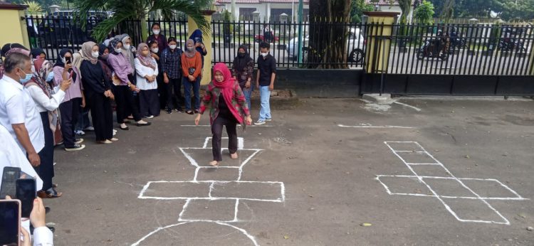 Ketua TP PKK Provinsi Jambi, Hesti Haris sedang bermain permainan tradisional. (Foto: Alpin.R/katoe.id)
