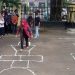 Ketua TP PKK Provinsi Jambi, Hesti Haris sedang bermain permainan tradisional. (Foto: Alpin.R/katoe.id)
