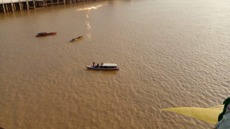 Sungai Batanghari yang terletak di wilayah Jembatan Gentala Arasy Jambi. (Foto: Alpin.R/katoe.id)