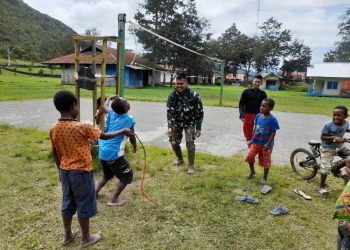 Senyum keceriaan anak-anak di Papua bersama Personel Satgas Pamtas Yonif Raider 142/KJ (Foto: istimewa)