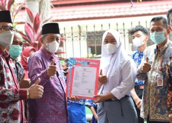 Wakil Gubernur Jambi, Abdullah Sani saat menyerahkan E-KTP kepada siswi penyandang Disabilitas (Foto: Dok. Diskominfo Provinsi Jambi)