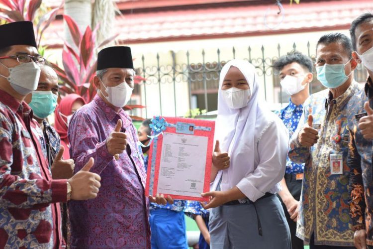 Wakil Gubernur Jambi, Abdullah Sani saat menyerahkan E-KTP kepada siswi penyandang Disabilitas (Foto: Dok. Diskominfo Provinsi Jambi)