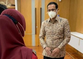 Mendikbudristek Nadiem Anwar Makarim menerima mahasiswa korban kekerasan seksual kampus UNRI di Kantor Kemendikbudristek, Jakarta, Kamis (14/4/2022). [Humas Kemendikbud]