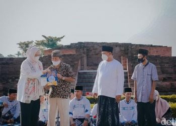 bupati karawang memberikan secara simbolis intensif kepada jupel di seluruh karawang berlokasi di kompleks percandian batujaya (foto: istimewa)