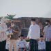 bupati karawang memberikan secara simbolis intensif kepada jupel di seluruh karawang berlokasi di kompleks percandian batujaya (foto: istimewa)