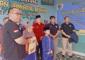 Ketua Jambi Bikers Indonesia, Fredy Almanzo memberikan bingkisan kepada anak panti Jamiatul Berkah, Kota Jambi (foto: dok.JBI)