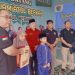 Ketua Jambi Bikers Indonesia, Fredy Almanzo memberikan bingkisan kepada anak panti Jamiatul Berkah, Kota Jambi (foto: dok.JBI)