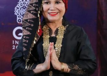 Istri Menhub RI, Endang Budi Karya Sumadi jadi model Tekuluk Jambi (foto: Dok.Diskominfo Provinsi Jambi)