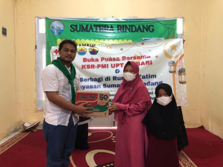 Firmansyah saat menyerahkan bantuan ke Rumah Panti (foto: Dok. KSR PMI UPT UNBARI)