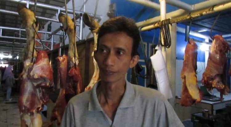 Husein, Pedagang daging di pasar Angso Duo Jambi (foto: peha/sekato.id)