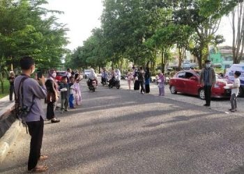 Pelajar SD IT Permata Hati Merangin Bagi-bagi Takjil (foto: dok. Jambicenter.id)