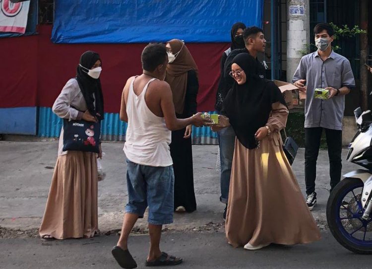 Anggota LDK Al-Waduud Universitas Batanghari Bagi-bagi takjil (Foto: Dok.LDK Al-Waduud)