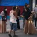 Anggota LDK Al-Waduud Universitas Batanghari Bagi-bagi takjil (Foto: Dok.LDK Al-Waduud)