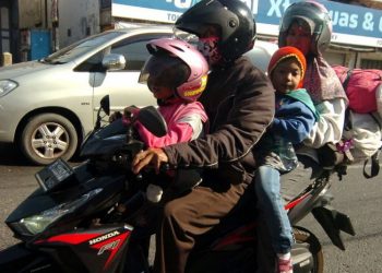 Mudik menggunakan sepeda motor dengan 2 anak (foto: net)