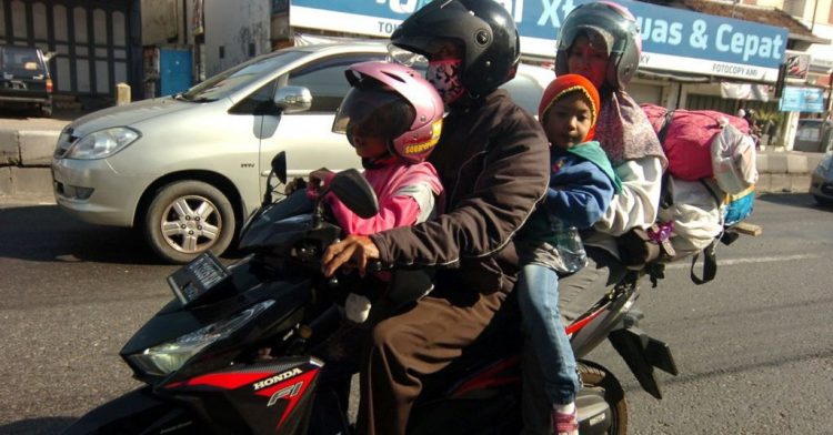 Mudik menggunakan sepeda motor dengan 2 anak (foto: net)
