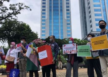 Ratusan penyandang disabilitas berunjuk rasa di kantor Kementerian Keuangan, Jakarta Pusat, Senin (30/5/2022). Mereka menuntut keadilan seorang pegawai Kemenkeu yang dipecat saat sedang sakit mengidap disabilitas mental. [Suara.com/Stephanus]
