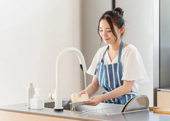 Mencuci Piring (foto: Net)