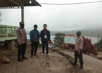Kapolsek Jangkat saat memantau objek wisata di Danau Pauh (foto:Ist)