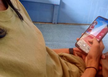 Menggunakan Smartphone (Foto: Alpin.R/katoe.id)