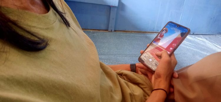 Menggunakan Smartphone (Foto: Alpin.R/katoe.id)