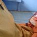 Menggunakan Smartphone (Foto: Alpin.R/katoe.id)