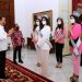 Presiden Jokowi saat menerima kunjungan Puteri Indonesia 2022 dan Miss Universe 2021 , di Istana Merdeka, Jakarta, Senin (30/05/2022). (Foto: BPMI Setpres/Muchlis Jr)