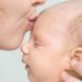 woman kissing babys head (foto: freepik)