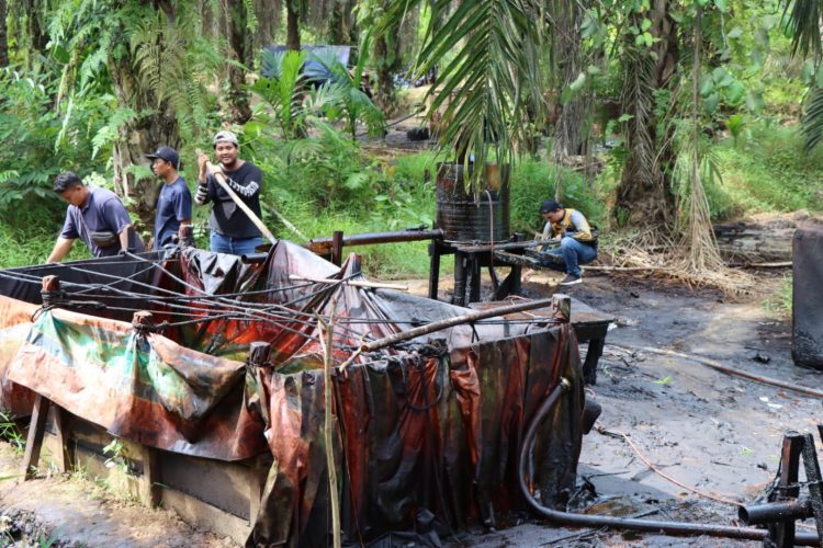 Tempat Aktivitas Pertambangan Minyak Ilegal di Kabupaten Muarojambi (foto: ist)