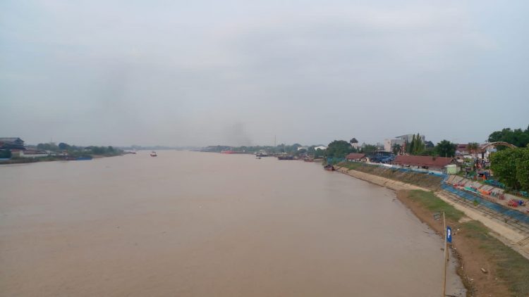 Sungai Batanghari di kawasan Kota Jambi (foto: Alpin.R/katoe.id)