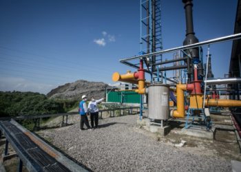 Petugas menunjukan cara kerja mesin pengolahan sampah menjadi energi listrik saat dilakukan uji coba pembangkit listrik tenaga sampah (PLTSa) Putri Cempo di Solo, Jawa Tengah. ANTARA FOTO/ Muhammad Ayudha