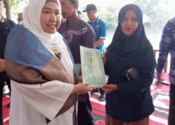 Masnah Busro Serahkan PTSL Kepada Masyarakat Tanjung Lanjut