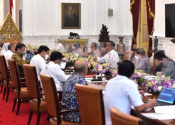 Presiden Jokowi saat memimpin Rapat Terbatas terkait Pengelolaan Produk Turunan Kelapa Sawit di Istana Merdeka, Jakarta, Senin (18/07/2022). (Foto: Humas Setkab/Agung)