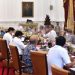 Presiden Jokowi saat memimpin Rapat Terbatas terkait Pengelolaan Produk Turunan Kelapa Sawit di Istana Merdeka, Jakarta, Senin (18/07/2022). (Foto: Humas Setkab/Agung)