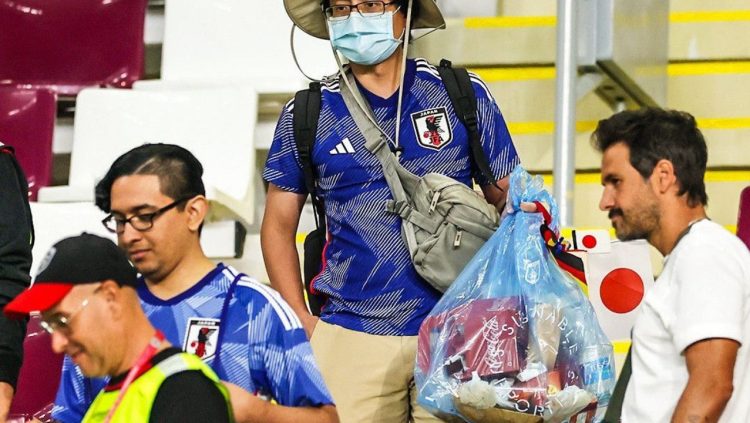FIFA Terpukau dengan Aksi Suporter Jepang yang Bersihkan Sampah di Stadion