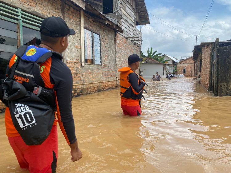 Warga Kota Jambi yang Terdampak Banjir Dipastikan Aman Oleh Basarnas Jambi