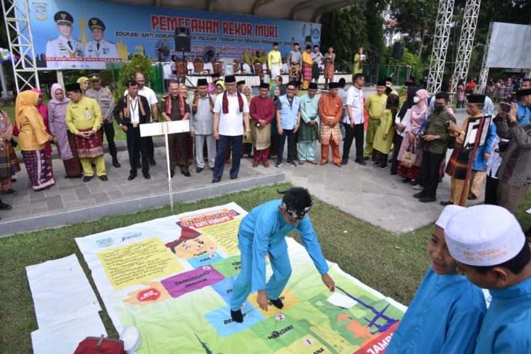 Siswa Siswi Kota Jambi Pecahkan Rekor MURI Melalui Permainan Cengkling Anti Korupsi