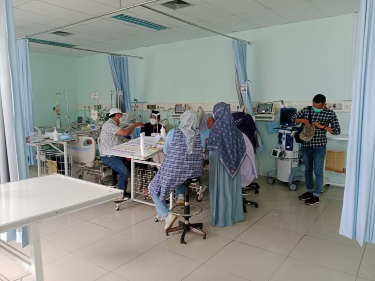 Wujud Empati Bupati Tanjab Barat Jenguk Sekda Agus Sanusi di RSUD Raden Mattaher Jambi