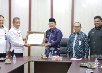Bupati Tanjab Barat Terima Penghargaan Peduli Kekayaan Intelektual dari Kemenkumham