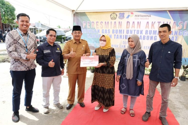 Bupati Tanjab Barat Resmikan dan Aktivasi Jaringan Gas Rumah Tangga
