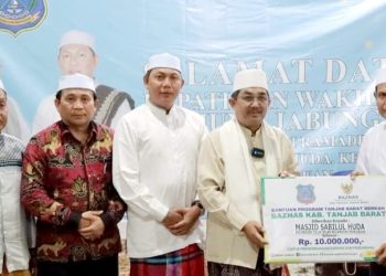 Bupati Beserta Wakil Bupati Laksanakan Safari Ramadan Di Kecamatan Pengabuan