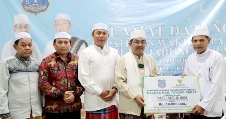 Bupati Beserta Wakil Bupati Laksanakan Safari Ramadan Di Kecamatan Pengabuan