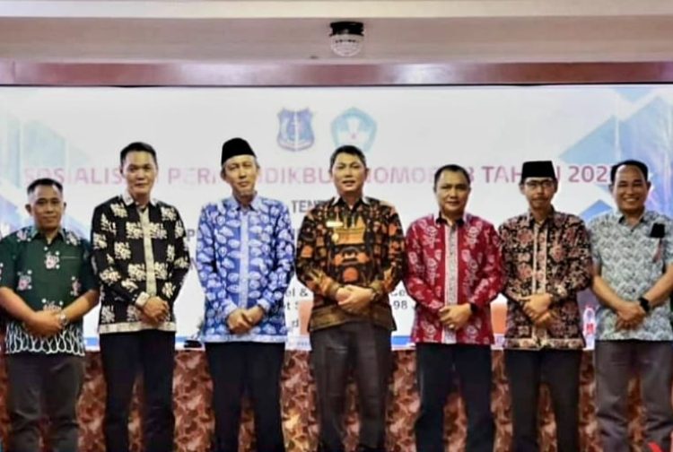 Plt Kadis dan Sekdis Pendidikan dampingi Wabup Buka Sosialisasi dan Bimtek Pengelolaan Dana BOSP