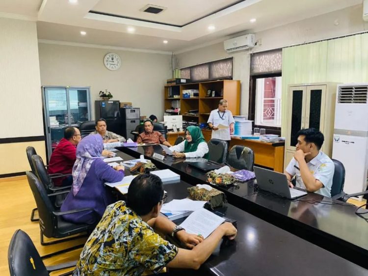 Ketua DPRD Kota Jambi Serahkan Sembako Kepada TKK dan Cleaning Servis